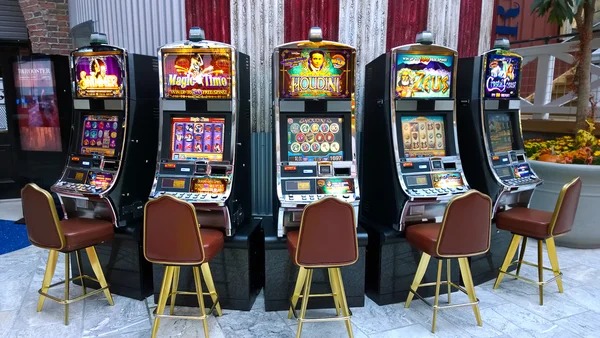Live Bandar Ceme dealer at jkt jkt streaming table with multiple player seats
